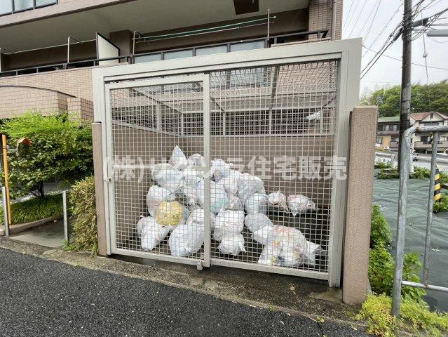 ルモン星田の現況写真|敷地内ゴミステーション
■物件内覧・資金計画相談・住宅ローン相談、リフォーム相談、お問合せ受付中■
※当日・翌日のご内覧、ご相談はお電話でのお問合せがスムーズです！