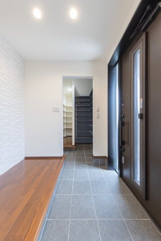 中古住宅　守山区上志段味字東谷の玄関