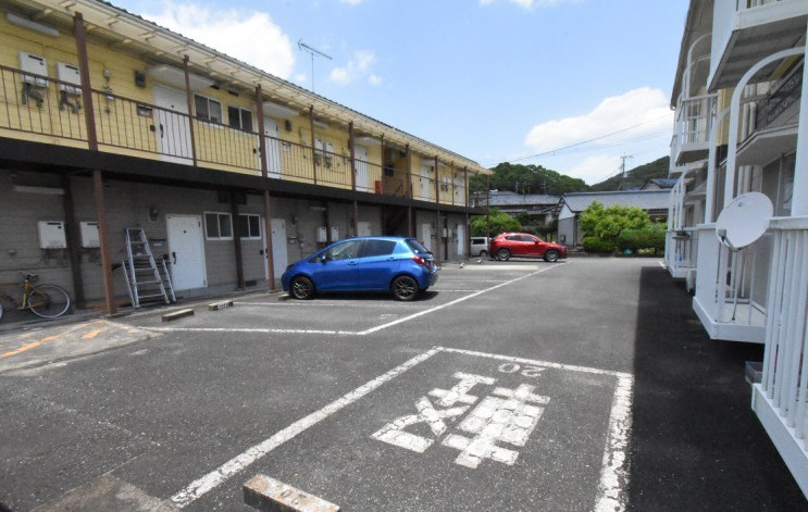 シティ西新D棟 の駐車場