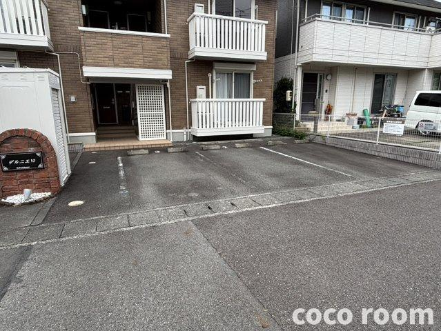 デルニエⅥの駐車場