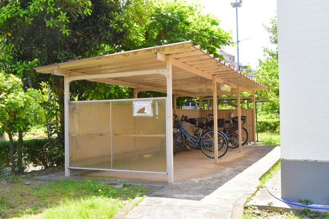調布市染地３丁目の中古マンションの駐輪場