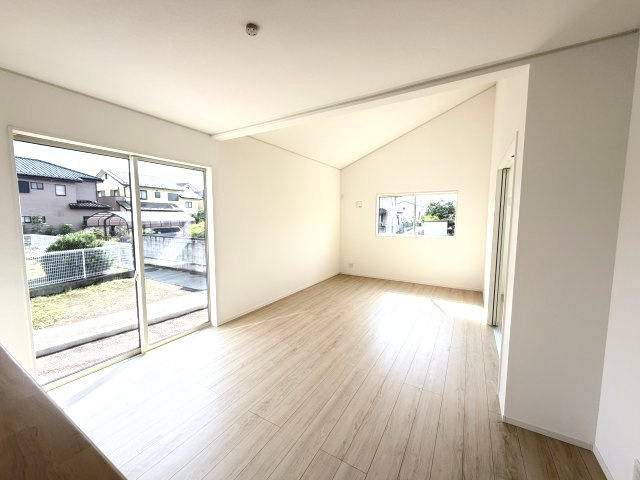 クレイドルガーデン前橋市青柳町第28　3号棟（平屋）の居間・リビング|おしゃれな勾配天井です。
陽当たりも良く開放的な空間です。