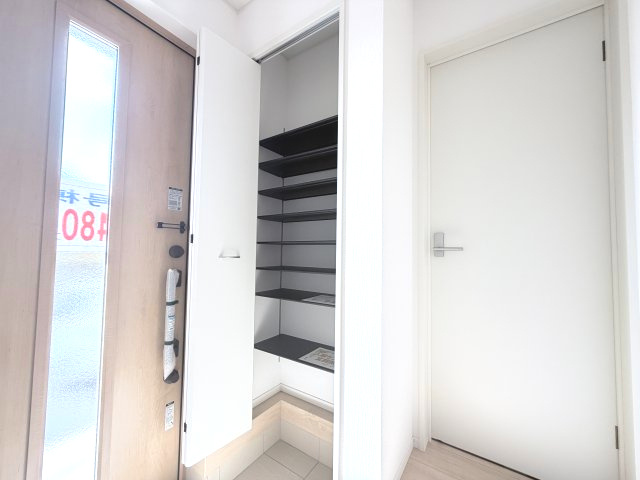 クレイドルガーデン前橋市青柳町第28　3号棟（平屋）の玄関|玄関にも収納付きです。可動棚付きで使い勝手が良いですよ！