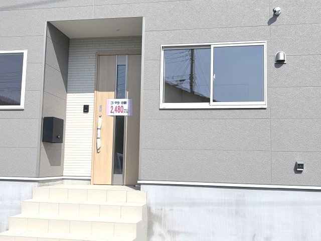 クレイドルガーデン前橋市青柳町第28　3号棟（平屋）の玄関|玄関前もキレイに整備されています。シンプルで使いやすい玄関です。