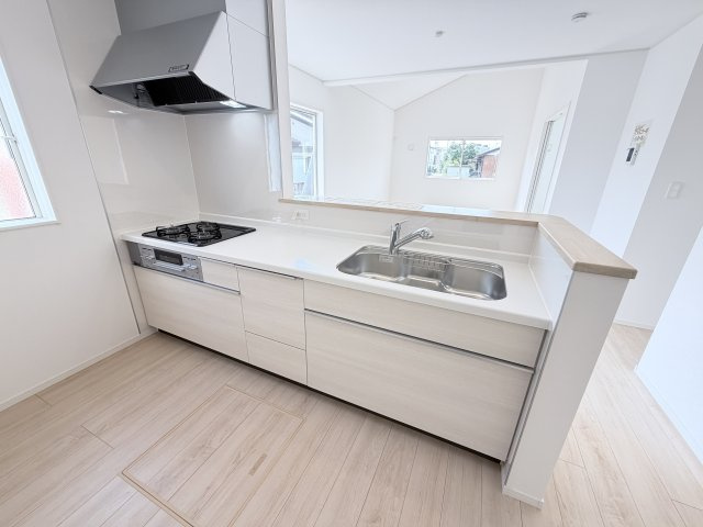 クレイドルガーデン前橋市青柳町第28　3号棟（平屋）のキッチン|人気のカウンターキッチン採用です☆
コンロも３口ご用意しています！調理スペースも広くストレスなくお料理できます。
浄水器つきなので美味しいお水も飲めますよ♪