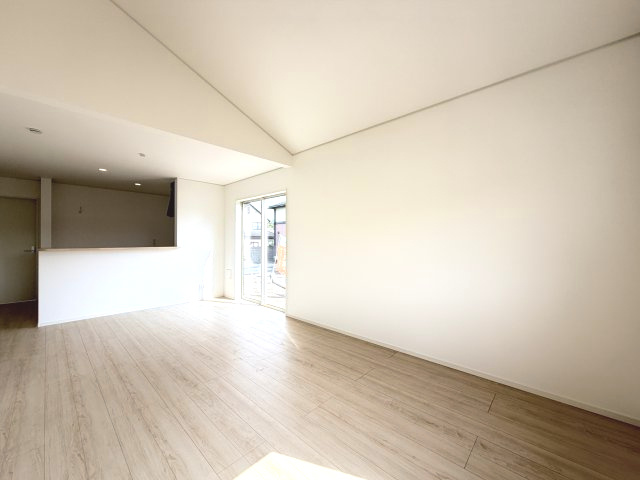 クレイドルガーデン前橋市青柳町第28　3号棟（平屋）の居間・リビング|ゆったり過ごせる17.5帖リビングです
人気の対面式キッチンを配した空間はお好みの家具も合わせやすく、家族がくつろぐ快適な空間造りをサポート。窓からは明るい陽光が差し込みます。