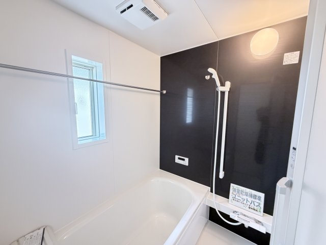 クレイドルガーデン前橋市青柳町第28　3号棟（平屋）の浴室|１坪タイプのフルオートバスです！
足を延ばして入れる広さなので一日の疲れも癒されますよ♪
室内物干しや浴室乾燥機もあるのでお天気の悪い日にはランドリースペースとしてもご利用できます！