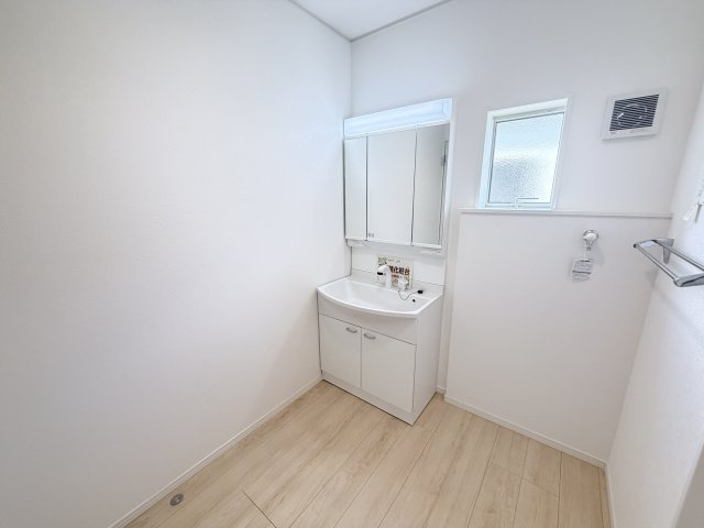 クレイドルガーデン前橋市青柳町第28　3号棟（平屋）の独立洗面台|シャワー水栓付き洗面台で朝の身支度もバッチリです！
洗面台には収納スペースもあり洗面室もすっきり片付きますよ！