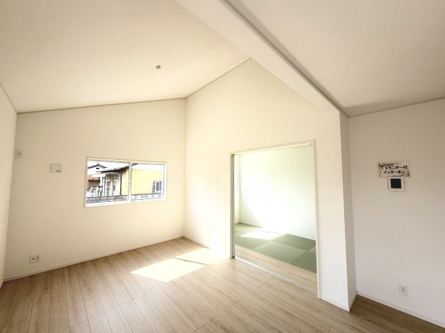 クレイドルガーデン前橋市青柳町第28　3号棟（平屋）の居間・リビング|勾配天井で開放的なリビングです。和室と続き間なので使い勝手が良いですよ！
カウンターキッチンなのでお料理をしながら会話もできます。
夕食の支度をしながら、お子様の様子も見られて自然と会話も増えますよ♪