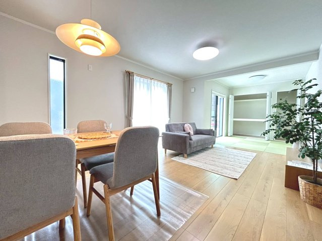 ダイマルタウン　一宮市小信中島第5　全4区画分譲の居間・リビング|シンプルで温かみのあるナチュラルテイストのリビングダイニング。広々設計でゆとりのある空間です。