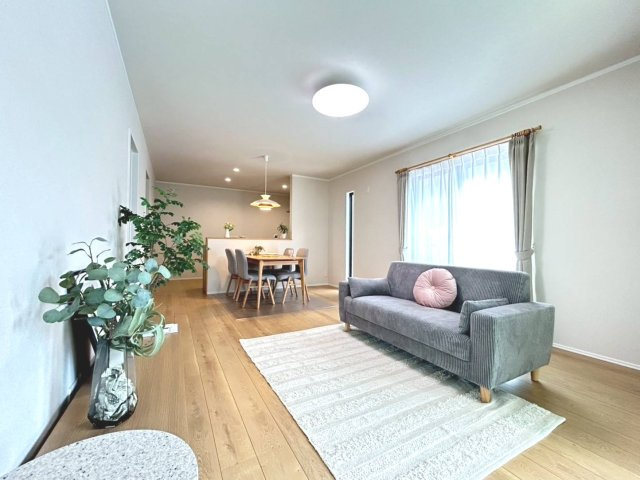 ダイマルタウン　一宮市小信中島第5　全4区画分譲の居間・リビング|シンプルで温かみのあるナチュラルテイストのリビングダイニング。広々設計でゆとりのある空間です。