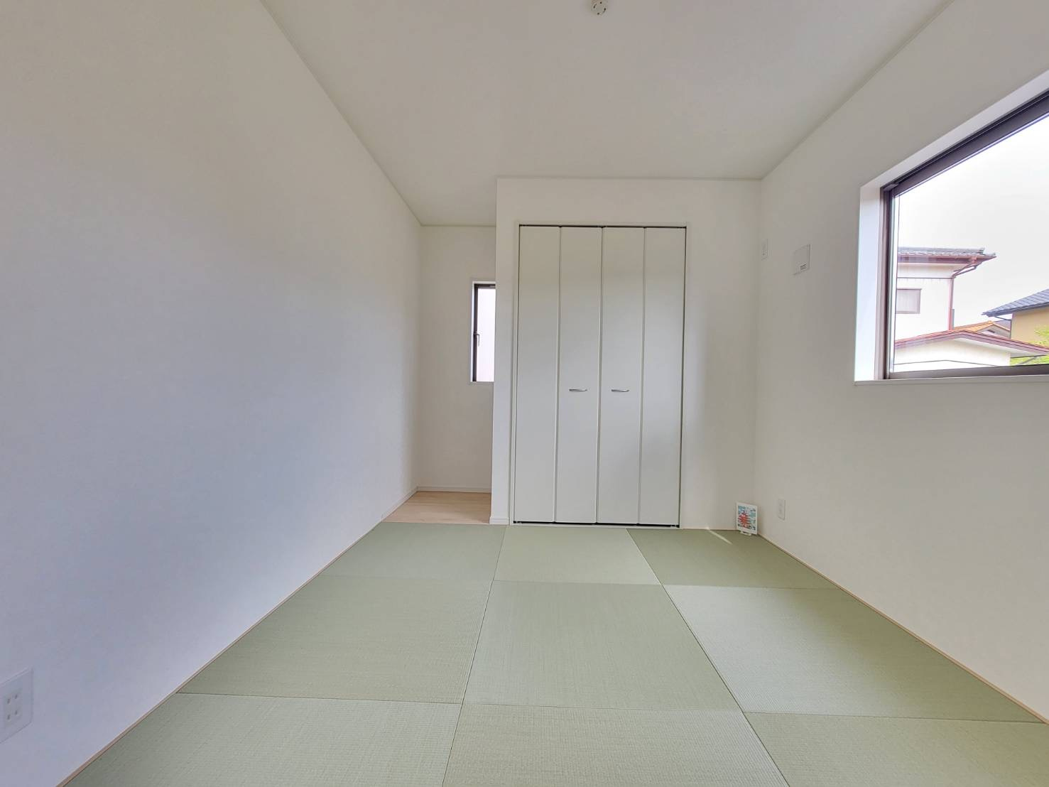 【Cradle garden】小山市横倉 第4-1期 全3棟の和室|〇1号棟　1F和室5帖〇
和室の雰囲気を崩さない扉付き収納！
生活感をそっと隠しつつ、布団や季節物もすっきり収まる実用性の高いスペースです♪
※2026年4月撮影