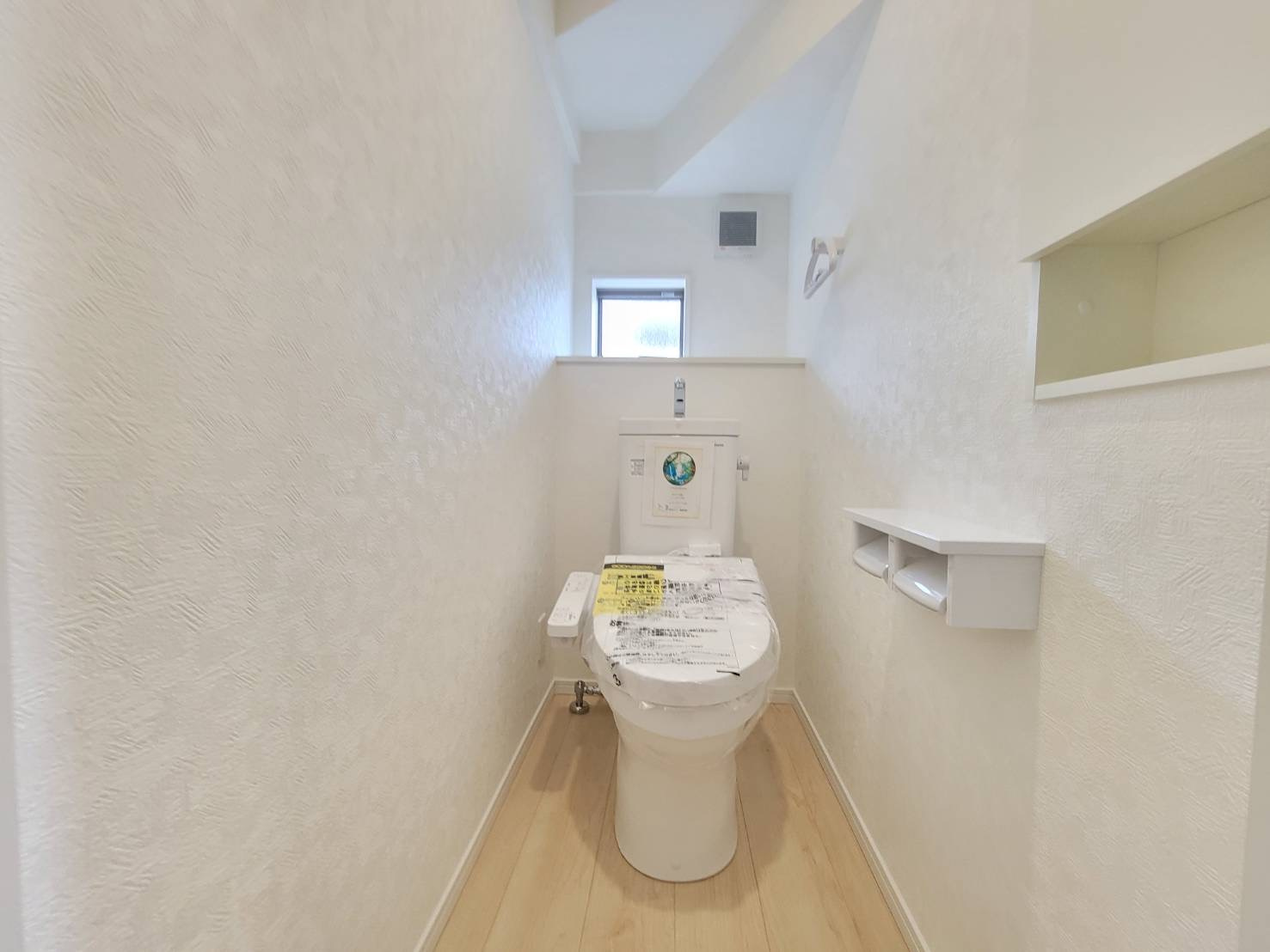 【Cradle garden】小山市横倉 第4-1期 全3棟のトイレ|〇1号棟　トイレ〇
清潔なトイレ空間を維持するため、汚れが付きにくく掃除も楽にできる便器です。
超表面平滑加工とイオンパワーのセフィオンテクト加工で、汚れが付きにくい仕様。											
