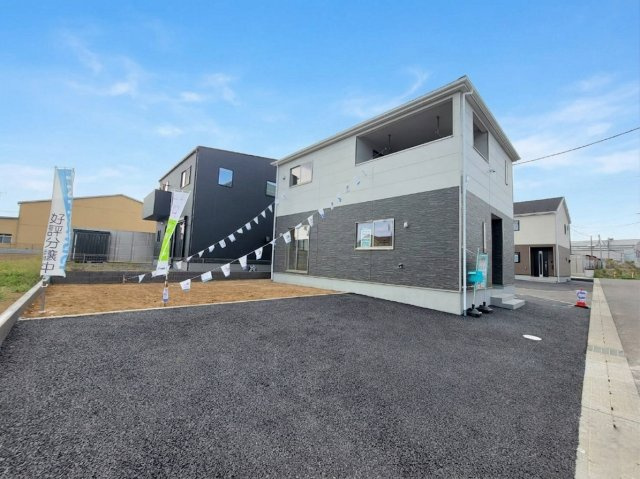 【Cradle garden】小山市横倉 第4-1期 全3棟の駐車場|〇1号棟駐車スペース〇
開放的な立地にカースペース2台並列～駐車可能！
南側にお庭もあるのでお子様の遊び場に最適です♪
※2026年4月撮影