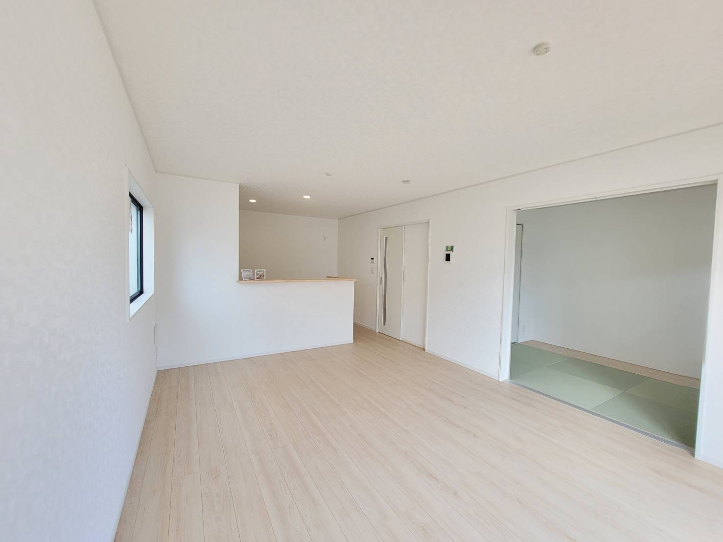 【Cradle garden】小山市横倉 第4-1期 全3棟の居間・リビング|〇2号棟・LDK16帖〇
大画面TVの設置場所にも困らない、インテリアプランが考えやすい広々リビング♪
普段は隣の和室と続き間にして開放感を堪能するのも良いですね☆
※2026年4月撮影