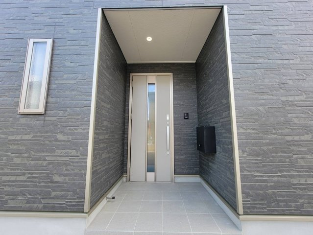 【Cradle garden】小山市横倉 第4-1期 全3棟の玄関|〇1号棟玄関ポーチ〇
雨の日でも安心な屋根付き、人感センサー照明付き玄関ポーチ。カードキー対応のため、お荷物の多い日でもラクラク開錠！TVモニター付きインターフォンと防犯カメラ標準装備です。
