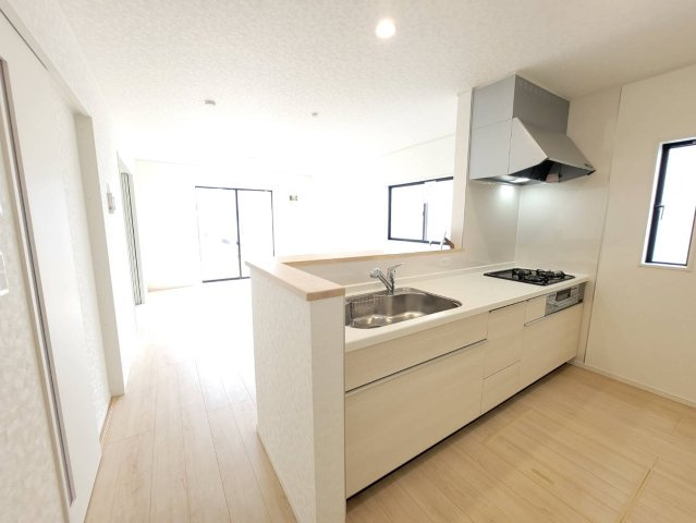 【Cradle garden】小山市横倉 第4-1期 全3棟のキッチン|〇2号棟〇
リビングのお子様を見守りながらお料理ができる対面キッチン☆
家族の笑顔を見ながら作業ができ、安心と快適さを両立する住まいの中心になります。
※2026年4月撮影