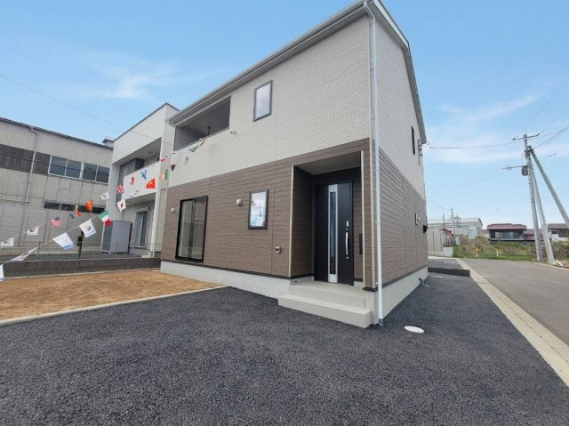 【Cradle garden】小山市横倉 第4-1期 全3棟の外観|〇2号棟〇
4LDK+カースペース2台
角地の魅力を最大限に活かした好立地♪
お庭もあり、開放感抜群です☆
※2026年4月撮影