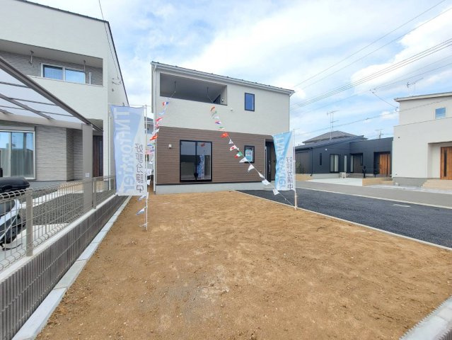 【Cradle garden】小山市横倉 第4-1期 全3棟の外観|〇2号棟〇
ガーデニングや家庭菜園、お子様のプール遊びと大活躍間違いなしの広いお庭付きです♪
※2026年4月撮影