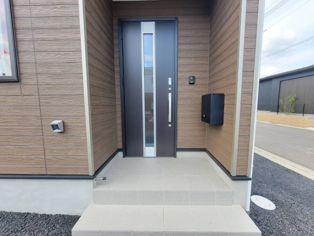 【Cradle garden】小山市横倉 第4-1期 全3棟の玄関|〇2号棟〇
顔が見えるから安心！
モニター付きインターホンで、不審者対策もバッチリです。
嬉しい人感センサー付き玄関灯も標準装備！
※2026年4月撮影