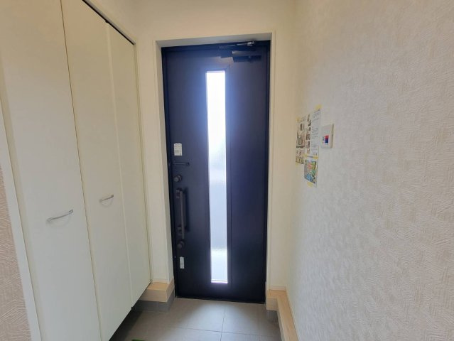 【Cradle garden】小山市横倉 第4-1期 全3棟の玄関|〇2号棟〇
家族みんなの靴がすっきり収まる大容量シューズボックス！
玄関がいつでも整って、来客時も安心。収納力と美観を両立した頼れる存在です☆
※2026年4月撮影