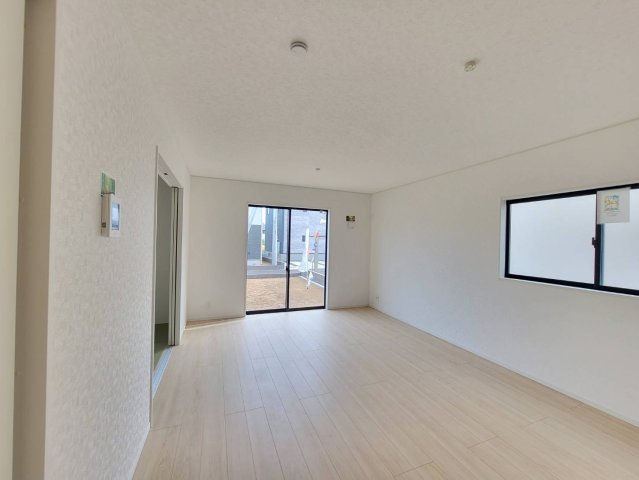 【Cradle garden】小山市横倉 第4-1期 全3棟の居間・リビング|〇2号棟・16帖リビング〇
広いリビングは、開放感とくつろぎを兼ね備えています♪
自然と人が集まり、笑顔があふれる暮らしを実現☆
※2026年4月撮影