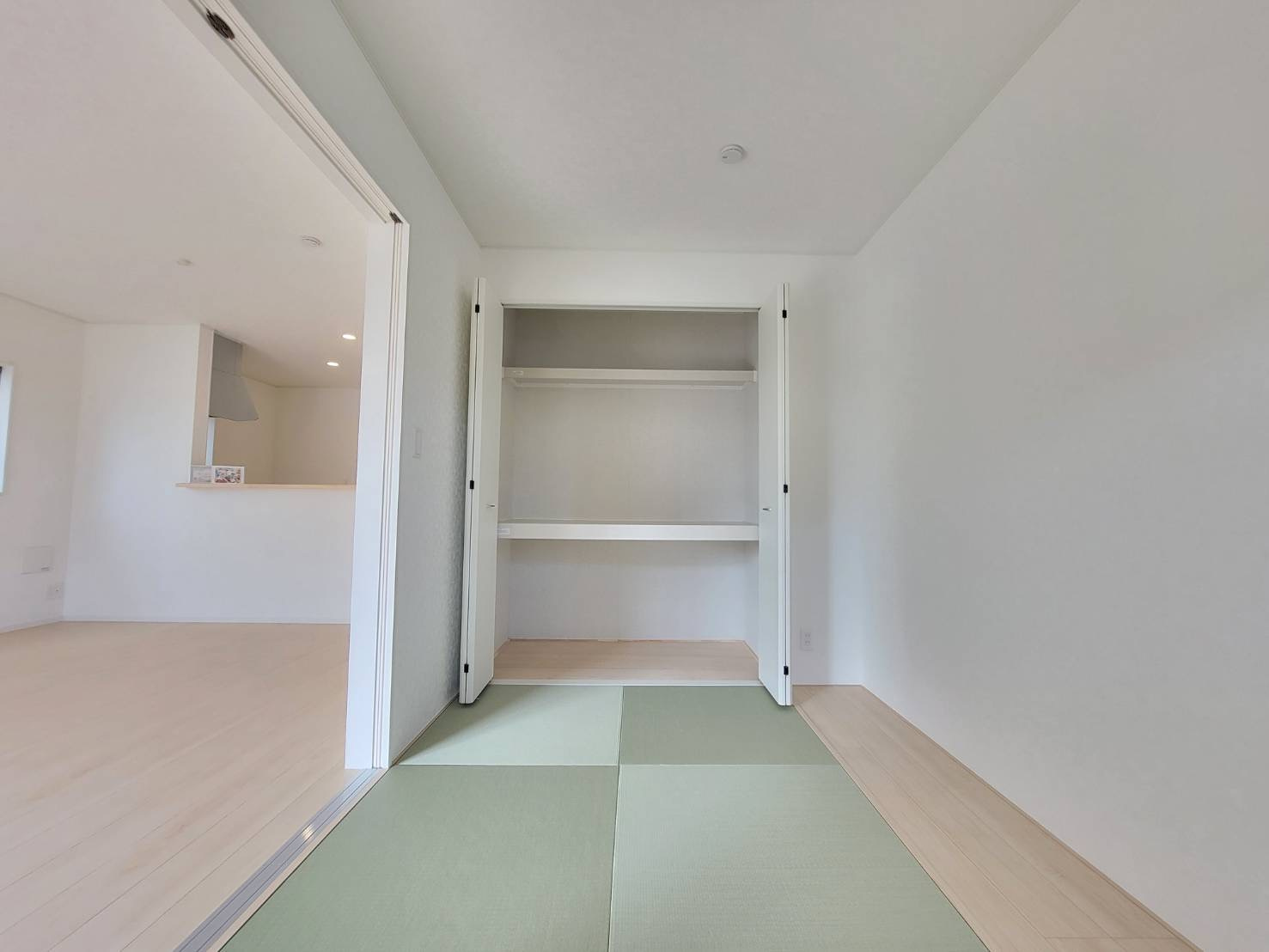 【Cradle garden】小山市横倉 第4-1期 全3棟の和室|〇2号棟・5帖和室〇
こたつを置けば居間に、布団を敷けば寝室にとオールマイティーな和室☆
客間としても利用できるので機能的です。
※2026年4月撮影