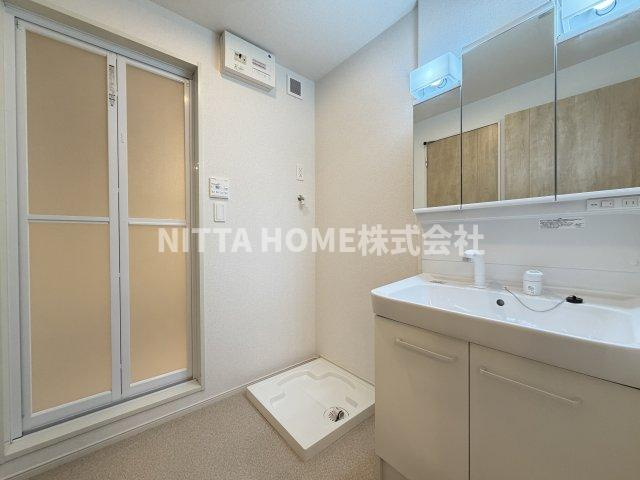 カーサ　ルミノーゾの洗面所|シャワー付き洗面台に室内洗濯機置き場になります＊