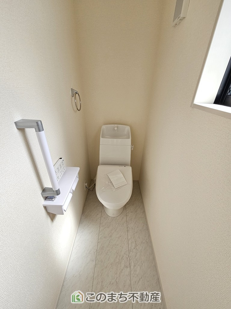 LiveleGarden.S第16栃木大平町富田のトイレ|小窓から換気ができて清潔なトイレスペース☆