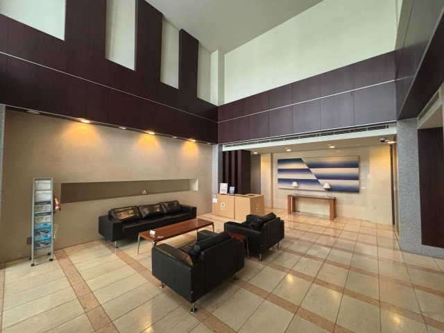 ■【lobby】緑包まれたアプローチを通ると、プライベート感漂うグランドエントランスがオーナーを迎えてくれます。一歩中に入れば、ゆったりとした解放感の中に雰囲気を織り成すエントランスホールが広がります