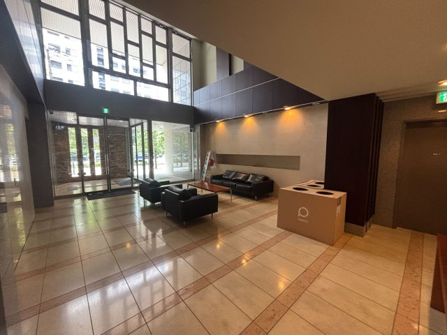 ■【lobby】緑包まれたアプローチを通ると、プライベート感漂うグランドエントランスがオーナーを迎えてくれます。一歩中に入れば、ゆったりとした解放感の中に雰囲気を織り成すエントランスホールが広がります