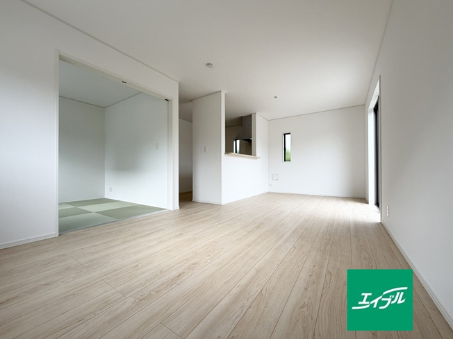 【居間・リビング】 | クレイドルガーデン岡山市北区西辛川第7 (全1棟) | 16.2帖のLDKで広々お使いいただけます♪