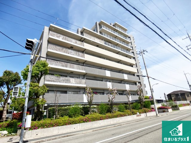 オーズガーデンイーストC棟の外観|周辺は閑静な住宅街！前面道路広々で車の出し入れも便利です。駐車が苦手な方でも安心して車庫入れできます！