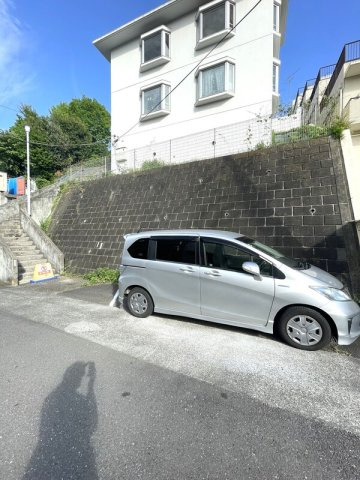 メゾン寺尾台の駐車場