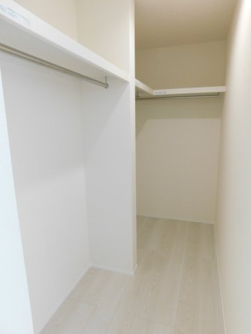 海部郡大治町大字西條字西之割の新築一戸建の収納|◇大型ウォークインクローゼット◇　　家族の洋服や季節の荷物など大容量収納できます♪