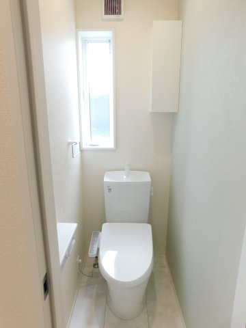 海部郡大治町大字西條字西之割の新築一戸建のトイレ|◇トイレ◇　　１階・２階シャワートイレ　節水タイプ　収納完備
