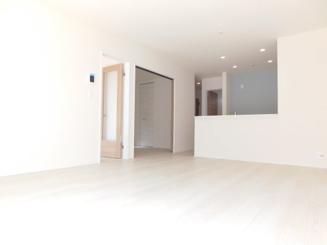 海部郡大治町大字西條字西之割の新築一戸建の居間・リビング|◇リビング◇　　南面で明るいリビング１７．６３帖　洋室と続き間で２２．１３帖の広々空間になります♪