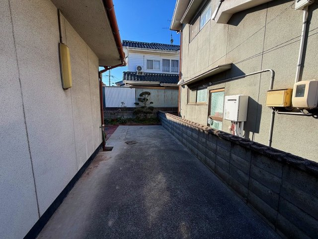  福山市御幸町 中古住宅の前面道路含む現地写真