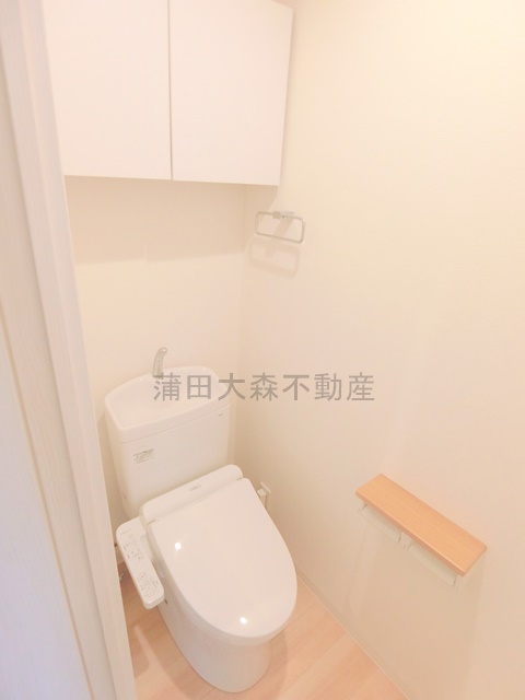 第一コーポ太田屋のトイレ|吊戸棚収納と温水洗浄便座付きのトイレ
