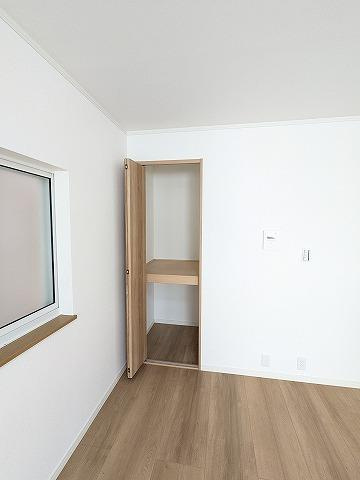 津田東町1丁目　中古一戸建ての居間・リビング|リビング収納
■物件内覧・資金計画相談・住宅ローン相談、リフォーム相談、お問合せ受付中■
※当日・翌日のご内覧、ご相談はお電話でのお問合せがスムーズです！