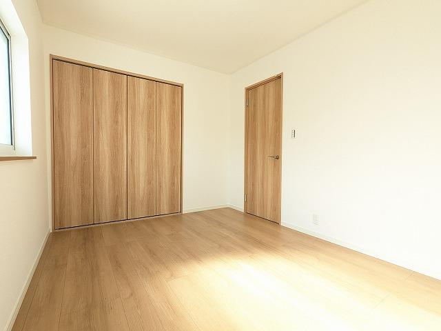 津田東町1丁目　中古一戸建ての寝室|洋室5.5帖　３階　クローゼット
■物件内覧・資金計画相談・住宅ローン相談、リフォーム相談、お問合せ受付中■
※当日・翌日のご内覧、ご相談はお電話でのお問合せがスムーズです！