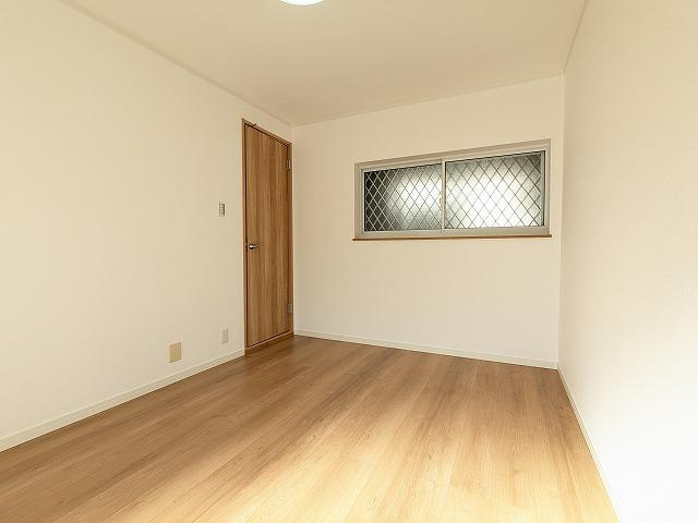 津田東町1丁目　中古一戸建ての洋室|洋室5.0帖　１階
■物件内覧・資金計画相談・住宅ローン相談、リフォーム相談、お問合せ受付中■
※当日・翌日のご内覧、ご相談はお電話でのお問合せがスムーズです！