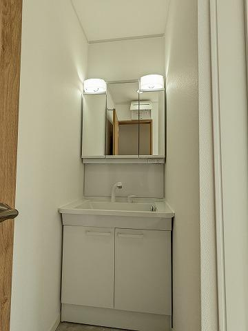 津田東町1丁目　中古一戸建ての独立洗面台|シャワー付き洗面化粧台
■物件内覧・資金計画相談・住宅ローン相談、リフォーム相談、お問合せ受付中■
※当日・翌日のご内覧、ご相談はお電話でのお問合せがスムーズです！