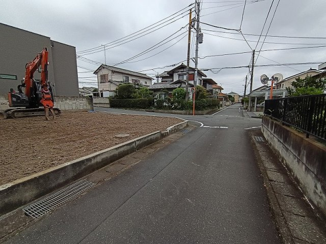 高崎市上中居町売土地の前面道路含む現地写真