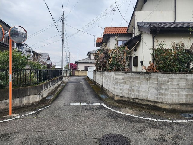高崎市上中居町売土地の前面道路含む現地写真