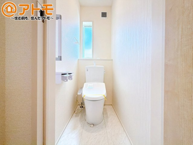 【トイレ】 | 沼津市東間門　新築一戸建て　2号棟 | 窓があり換気もすぐにできる、清潔感のあるトイレです♪