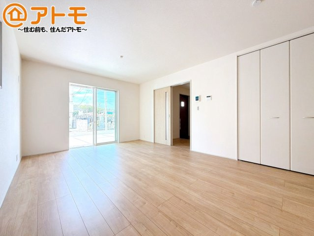 【居間・リビング】 | 沼津市東間門　新築一戸建て　2号棟 | 家族団らんのイメージは、リビングを思い浮かべませんか？リビングこそ広々とした空間が良いですね♪