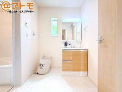 【独立洗面台】 | 沼津市東間門　新築一戸建て　2号棟 | 洗面所って朝に混み合いませんか？広々とした脱衣所、３面鏡の独立洗面台で朝の時間を少しお手伝い♪