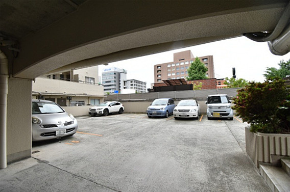 緑地公園ロイヤルマンションの外観