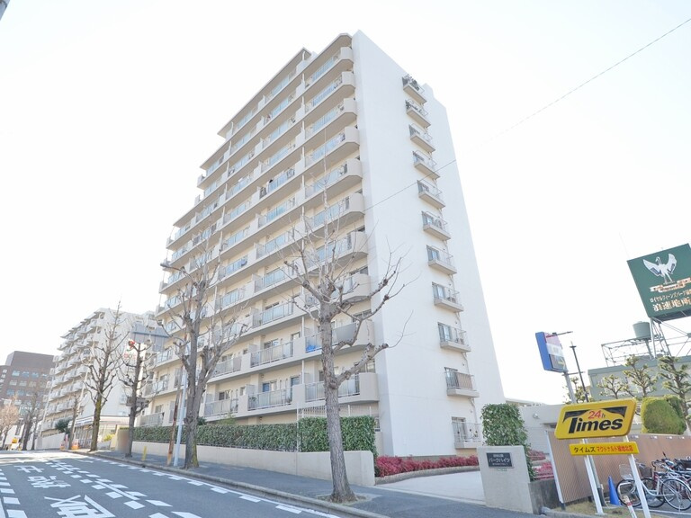 緑地公園ロイヤルマンションの外観